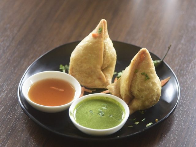  Sreetfood jedlo samosa z Indie